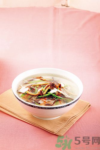 簡(jiǎn)單蔬菜湯的做法有哪此些？蔬菜湯有美容的功效嗎