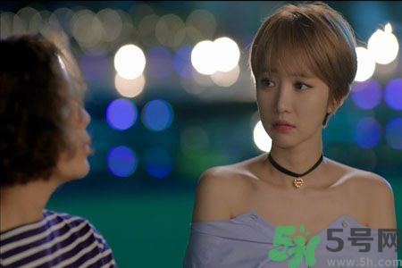 穿露肩服裝好搭配嗎？露肩衣服怎么搭配性感？