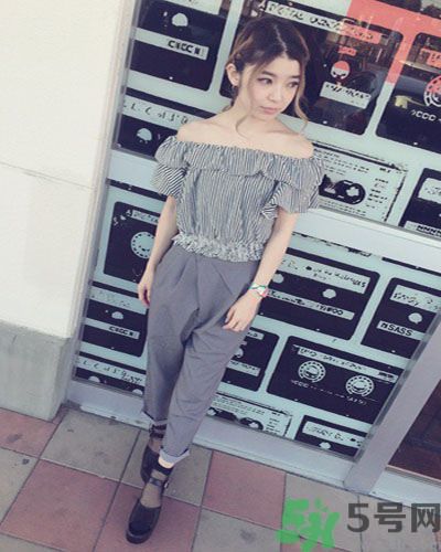 穿露肩服裝好搭配嗎？露肩衣服怎么搭配性感？