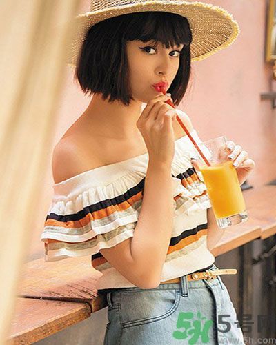 穿露肩服裝好搭配嗎？露肩衣服怎么搭配性感？