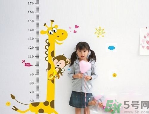 很多人都想長(zhǎng)高一點(diǎn)，確長(zhǎng)不高，只是想想而已，永遠(yuǎn)不行動(dòng)。很多人都嫌棄自己長(zhǎng)得太矮了，卻沒(méi)有什么補(bǔ)救措施。不要以為成年后就不能改變自己身高了。按著這個(gè)來(lái)，你會(huì)發(fā)現(xiàn)不一樣！