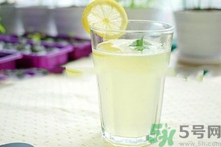 檸檬水怎么喝減肥？檸檬片用多少度的水泡最好？