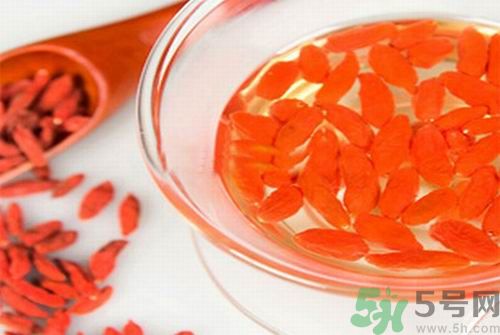 枸杞泡水有什么害處？枸杞泡水喝有什么好處？