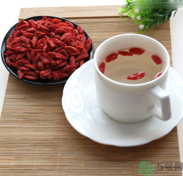 枸杞泡水有什么害處？枸杞泡水喝有什么好處？