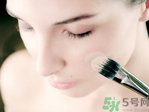 用什么粉餅美白效果好？粉餅與粉底液的區別？