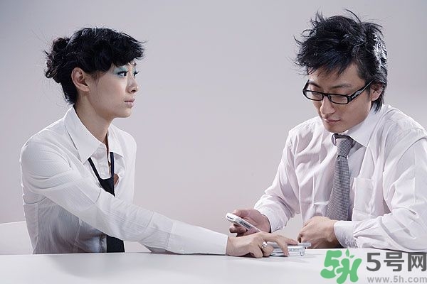 耳垂上有豎紋是怎么回事？山根有橫紋是什么病？