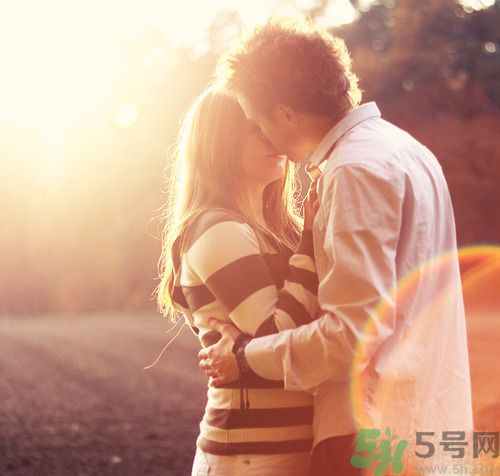 男人劈腿的表現有哪些?怎么判斷一個男人是否劈腿? 男人劈腿的表現有哪些?怎么判斷一個男人是否劈腿?