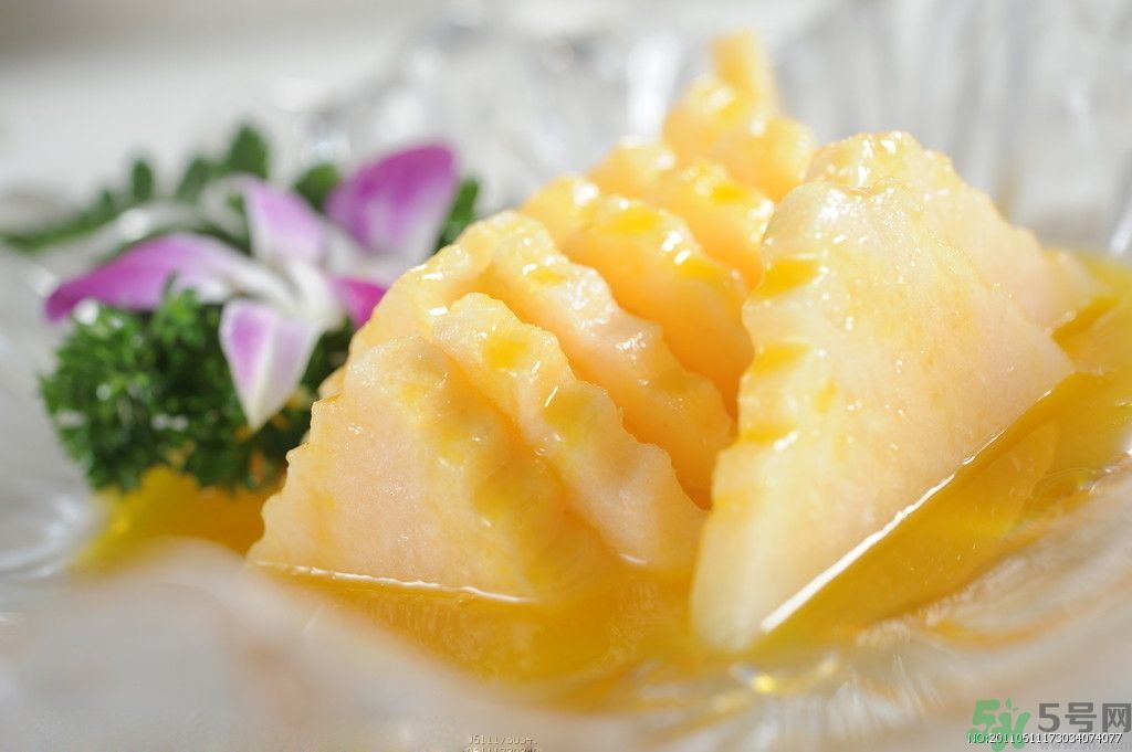 菠蘿發黑能吃嗎？菠蘿為什么要用鹽水泡？