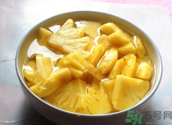 菠蘿發黑能吃嗎？菠蘿為什么要用鹽水泡？