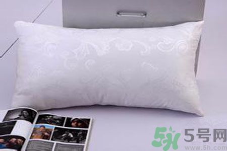 枕頭高好還是低好？睡覺不枕枕頭好不好？