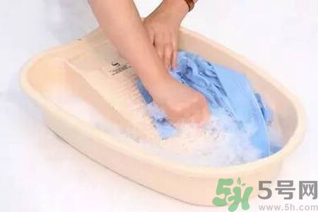 草莓汁弄到衣服上了怎么洗？怎么洗掉草莓汁？