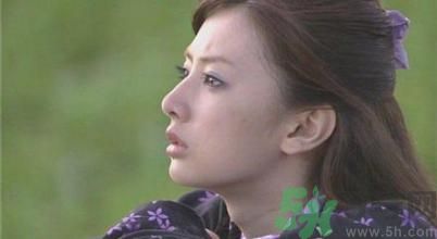 ?17歲女生有喉結(jié)正常嗎？17歲女生喉結(jié)突出怎么辦？