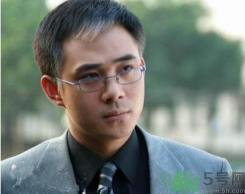 年輕人長白頭發怎么辦？年輕人長白頭發是什么原因？