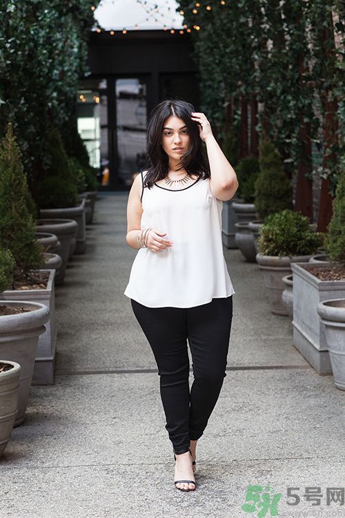 長(zhǎng)得胖女生怎么穿衣服顯瘦？胖女孩穿什么褲子好？