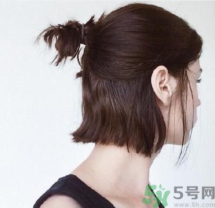 一邊扎起一半放下的短發怎么扎