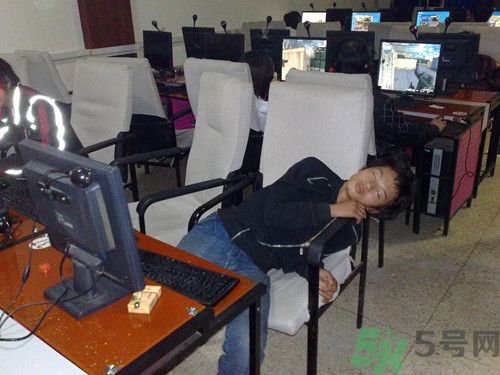 小伙網吧猝死無人注意 猝死的前兆是什么?
