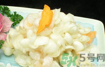 孕婦能吃百合,百合雖能補氣，亦傷肺氣，不宜多服。 另百合風寒咳嗽、虛寒出血、脾胃不佳者忌食 百合味甘，性微寒。歸心、肺經。 百合鮮品含黏液質，具有潤燥清熱作用，中醫用之治療肺燥或肺熱咳嗽等癥常能奏效。 功能主治 　　養陰潤肺，清心安神。用于陰虛久咳，痰中帶血，虛煩驚悸，失眠多夢，精神恍惚。 　　具有養陰潤肺止咳功效，用于肺陰虛的燥熱咳嗽，痰中帶血，如百花膏。治肺虛久咳，勞嗽咯血，如百合固金湯。 　　具有清心安神功效，用于熱病余熱未清，虛煩驚悸，失眠多夢等。藥用時煎服，10～30g。清心宜生用，潤肺蜜炙用。 養陰清熱，滋補精血。 孕婦吃百合有什么好處 百合的營養非常豐富，孕期吃點百合對胎兒有很大的幫助，百合別名蒜腦薯，其根如大蒜，味如山薯，既是甜美的食品，也是有益的藥物。孕婦吃百合能補充維生素B1、B2、鈣、磷、鉀等營養成分。百合性平味甘，還能補中益氣，養陰潤肺，止咳平喘，利大小便。 1、潤肺止咳、清心安神，可用于肺癆咯血、肺虛久咳、虛煩驚悸、失眠及熱病后余熱未清、心煩口渴等癥。 2、美容功效，百合富含鉀，有利于加強肌肉興奮度，促使代謝功能協調，使皮膚富有彈性，減少皺紋。尤其適宜工作壓力大的人群。對面部扁平疣、痤瘡、雀斑、皮膚干燥等總是都有一定療效。常食可使肌膚潤澤，皮膚白嫩，減少皺紋，延緩衰老。 3、百合還含有一種水解秋水仙堿，有滋養安神作用。 4、百合是一味滋補妙晶，補益而兼清潤，最適宜于內有虛火之虛弱癥者。 5、能保護血管、降低血漿膽固醇，有效預防高血壓，降低血糖。 6、食用百合能增進大腸功能，促進排便通暢。 7、百合含有的多種生物堿還能抑制癌細胞繁殖，有抗癌作用。 孕婦吃百合的注意事項 百合富含蛋白質、糖、磷、鐵以及多種微量元素，孕婦吃百合不僅能補充身體所需的能量微量元素，還可以開胃、安神，有助于增強體質的作用。但這并不意味百合對孕婦都是安全的，孕婦在食用的時候也有需要注意的地方哦。 1、風寒咳嗽、虛寒出血、脾胃不佳者忌食百合 從對鼠類、犬類的實驗中發現長時間大劑量食用會導致肺、腎的損壞及對白細胞、野生百合全株血小板的影響，即使是食用百合也有一定毒性，建議使用前向醫師咨詢。直接接觸生的球莖可能會引起皮膚瘙癢，吞噬生的球莖可能會引起嘔吐、拉肚子等癥狀。 2、對百合過敏的人不宜吃百合 百合有可能成為過敏原的，如果是對百合過敏的話，食用百合就可能造成皮膚紅腫、經常性腹瀉、消化不良、頭痛、咽喉疼痛、哮喘等過敏癥狀了，所以此類人群也要避免食用百合。 3、不宜多吃 百合作為一種保健食品同時也是一種良好的藥材。是藥三分毒，長期食用對身體會有較大的傷害，如產生對此藥物的依賴性。所以孕婦不宜多吃。 4、選擇新鮮優質的百合 新鮮的食材做出的菜肴風味好，營養價值高，所以很多人都喜歡吃。購買新鮮的百合時應挑選個大的、顏色白、瓣勻、肉質厚、底部凹處泥土少的。如果百合顏色發黃、凹處泥土濕潤，可能已經爛心，此時就不宜食用了。如果是購買干百合的話，則是已干燥、無雜質、肉厚且晶瑩剔透為佳。 5、不宜直接碰觸新鮮百合 百合具有一定毒性，直接接觸生的球莖可能會引起皮膚瘙癢，吞噬生的球莖可能會引起嘔吐、拉肚子等癥狀。 6、烹調方式健康 孕期飲食不宜過重口味，孕婦吃百合的時候應盡量避免高油高溫過久的方式，以免上火、消化不良不舒服。