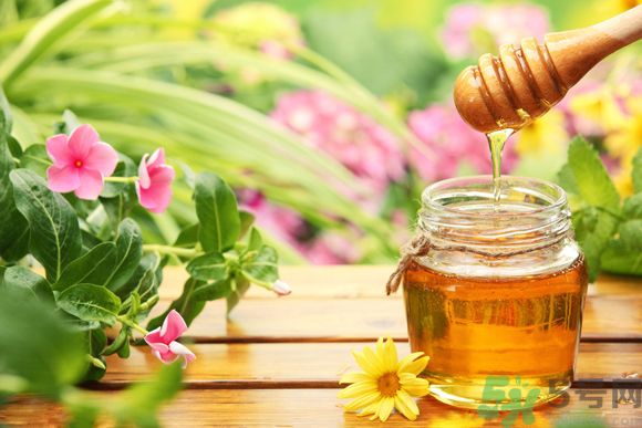 胃潰瘍可以喝蜂蜜嗎？服用蜂蜜要注意什么？