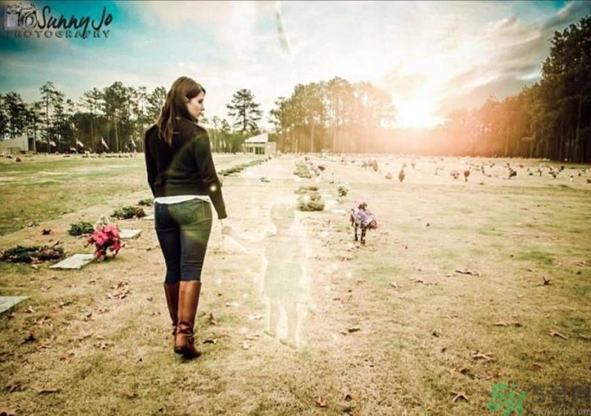 美國一母親虐待女兒致死后 找人P圖合照好嗎？
