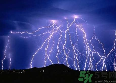 一家人掃墓遭雷擊是怎么回事？出行怎樣避雷？