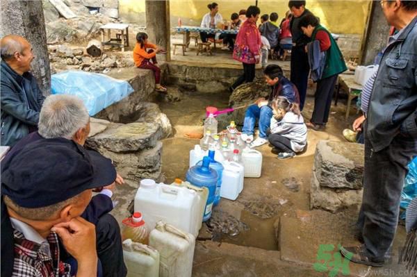 市民翻山排隊取靈水是怎么回事？靈水在哪里？