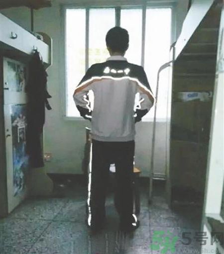 校服帶反光標志防早戀是怎么回事？校服為什么要帶反光標志？