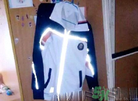校服帶反光標志防早戀是怎么回事？校服為什么要帶反光標志？