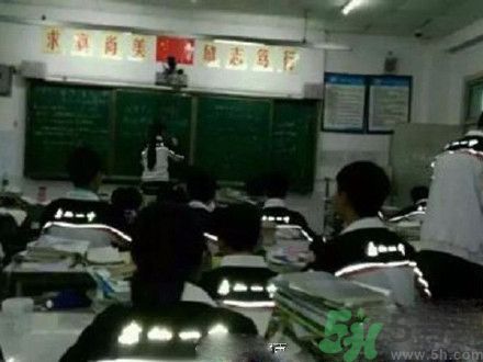校服帶反光標志防早戀是怎么回事？校服為什么要帶反光標志？
