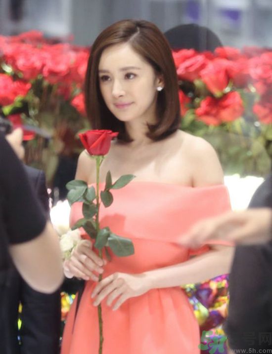 一字肩衣服適合什么人？一字肩衣服怎么穿？