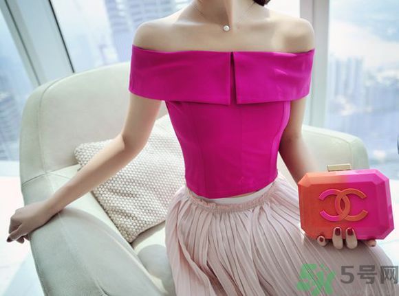 一字肩衣服適合什么人？一字肩衣服怎么穿？