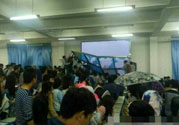 哪個學校學校窗戶突然倒塌？男生拼命護住女生 ！