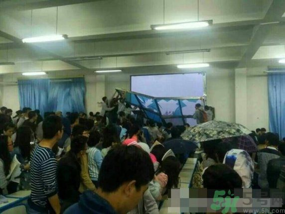 哪個學校學校窗戶突然倒塌？男生拼命護住女生 ！