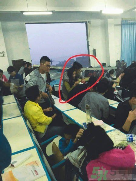 哪個學校學校窗戶突然倒塌？男生拼命護住女生 ！