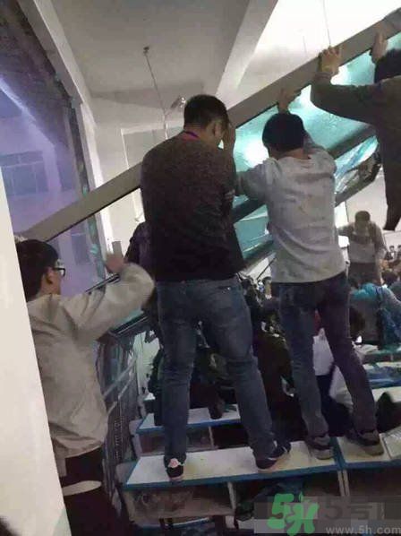 哪個學校學校窗戶突然倒塌？男生拼命護住女生 ！