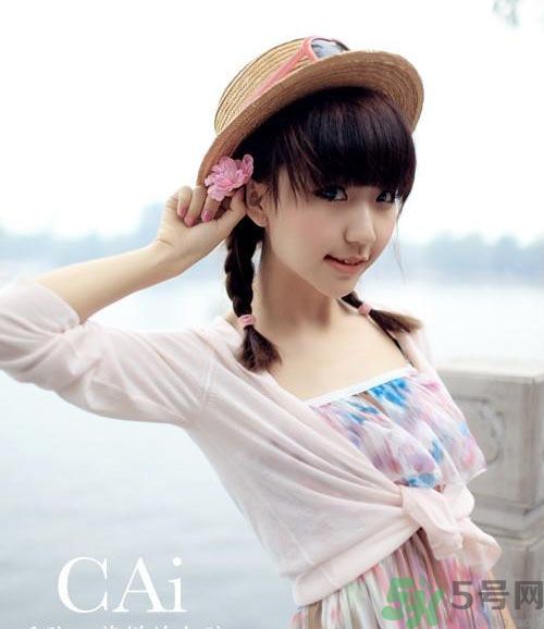胸小的女生怎么穿衣服好看？胸小的女生怎么穿衣顯得胸大？