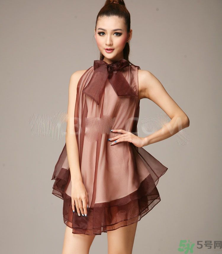 胸小的女生怎么穿衣服好看？胸小的女生怎么穿衣顯得胸大？