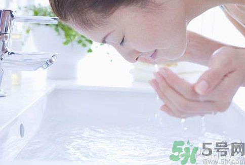 洗臉用冷水還是熱水好？用冷水洗臉好不好？