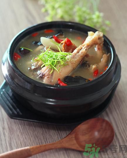 燉雞湯用冷水還是熱水？雞湯用冷水可以嗎？