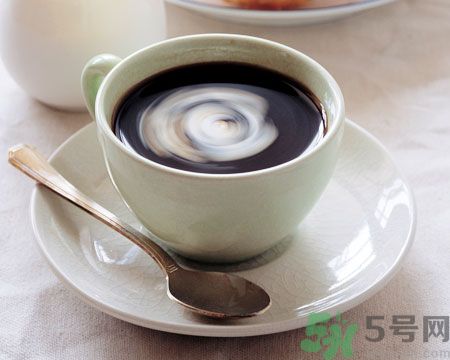 吃了感冒藥還可以喝咖啡嗎？感冒片和咖啡一起吃有什么影響？