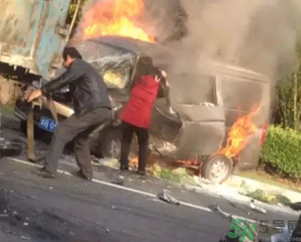 丈夫用盡全力推出妻子是怎么回事？ 遇到車禍我們如何自救？