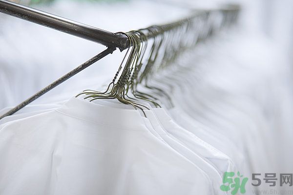 什么面料不容易皺？如何挑選不易皺的衣服？