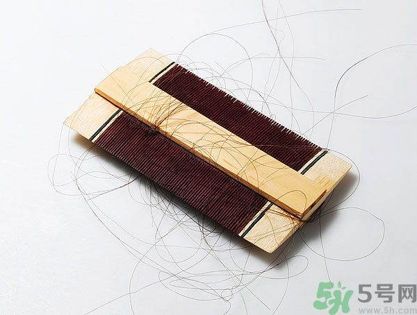 用哪種梳子不容易掉頭發(fā)？用什么梳子梳頭防掉發(fā)？