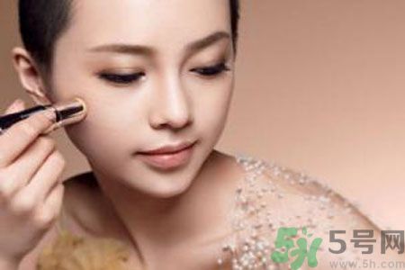 額頭出油是什么原因？額頭出油怎么辦？