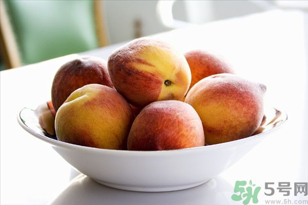 桃子上有紅點(diǎn)能吃嗎？桃子上有黑點(diǎn)可以吃嗎？