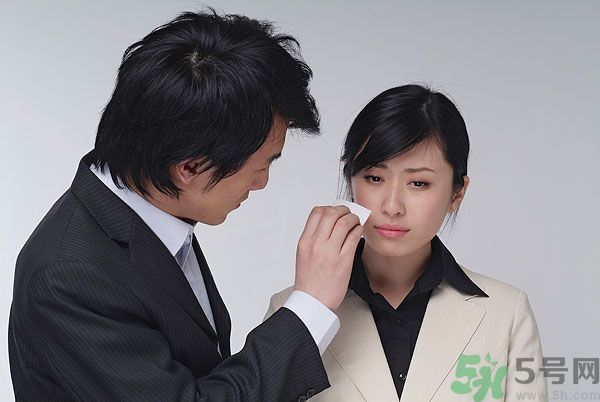 一生氣就流眼淚是怎么回事？生氣流淚怎么辦？