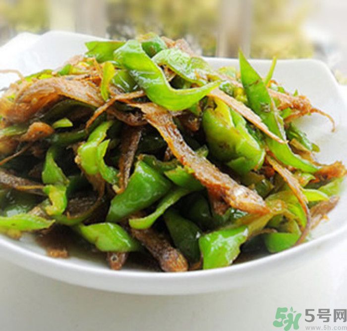 油燜干魚(yú)怎么做的？干魚(yú)怎么炒好吃？