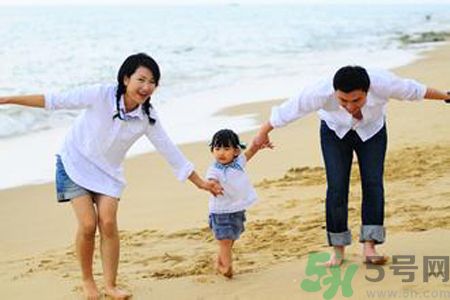 男童ktv熊抱強吻陪唱小姐是怎么回事？如何加強孩子的品德修養？