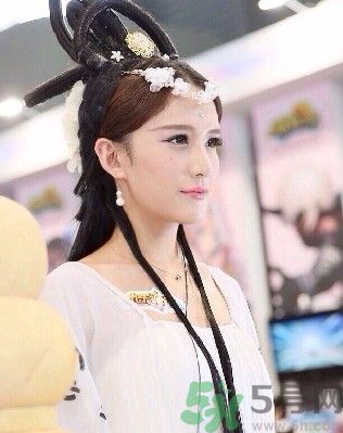 陜西最美媽媽是誰？陜西最美媽媽當街哺乳被棄女嬰是怎么回事？