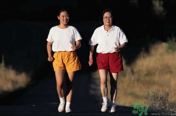 大伯仰頭喝可樂四肢癱瘓是怎么回事？喝可樂真的會癱瘓嗎？