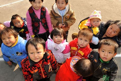 小孩子咬鉛筆會鉛中毒嗎？小孩子咬鉛筆會影響身體健康嗎？